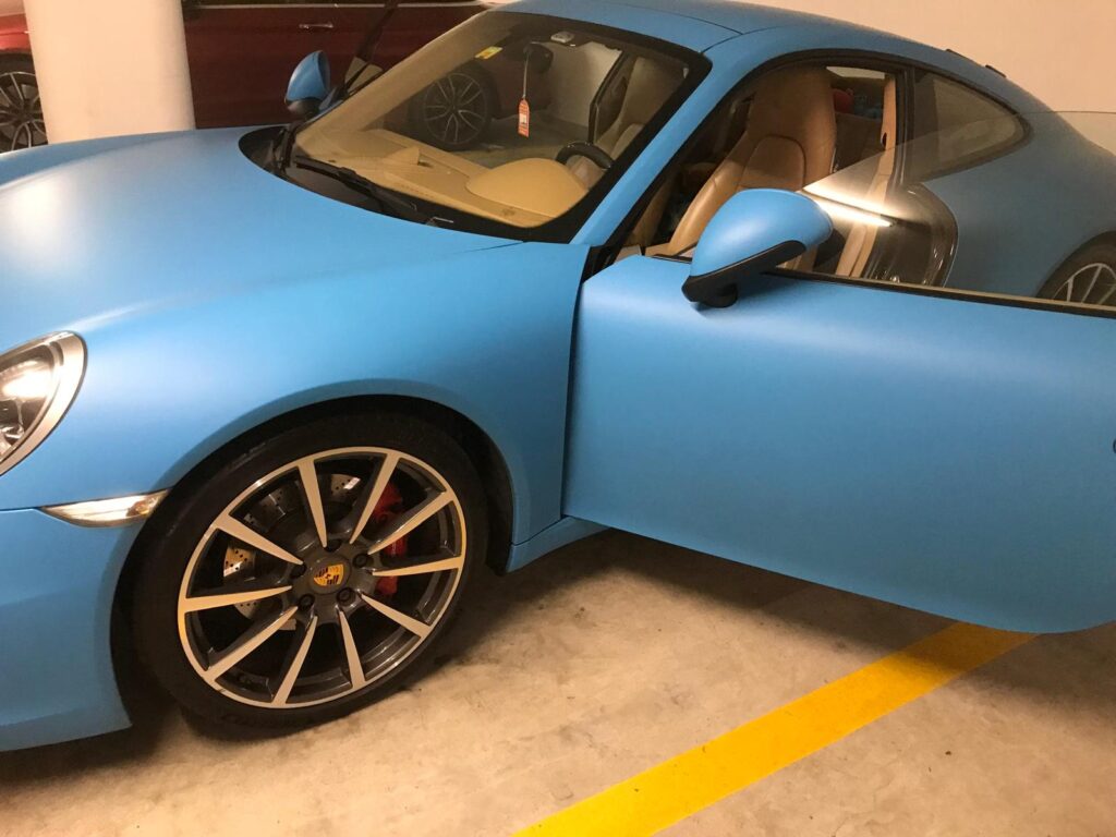 Mattblauer Sportwagen mit hochwertigem Lackschutz zur Verlängerung der Lebensdauer des Autolacks in der Schweiz.