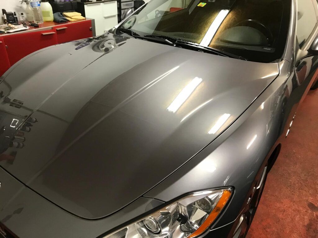 Professionelles Auto Polieren vor dem Verkauf in der Schweiz zur Wertsteigerung des Fahrzeugs mit Hochglanz-Finish durch Auto Pro Deluxe.