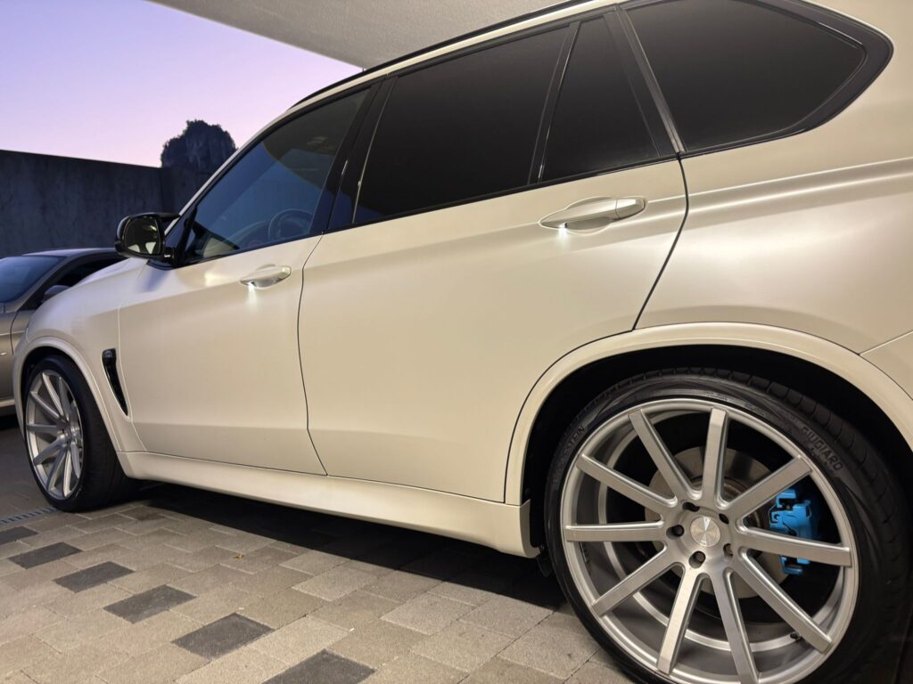 Professionelle mobile Autoreinigung in Zürich mit hochwertiger Innen- und Aussenpflege durch Auto Pro Deluxe direkt beim Kunden vor Ort.