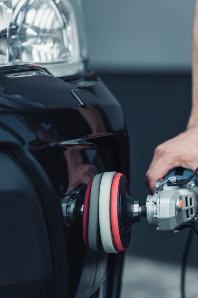 Poliermaschine bei der Lackaufbereitung eines Fahrzeugs während eines professionellen Auto polieren Service.