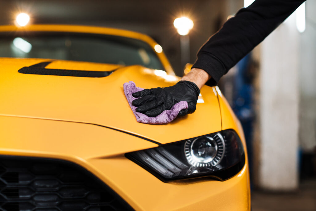 Autoreinigung Aargau mit sorgfältiger Handwäsche und Lackpflege für ein glänzendes, gepflegtes Fahrzeug.