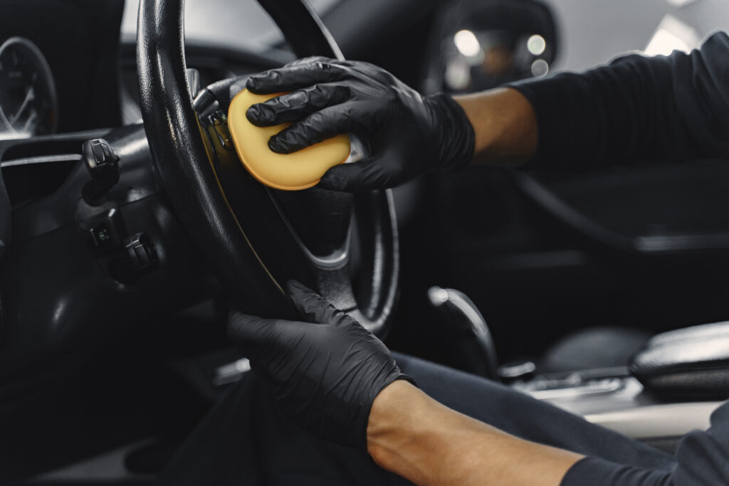 Autoreinigung Bern mit professioneller Lenkrad- und Innenraumpflege für ein hygienisch sauberes Fahrzeuginterieur.