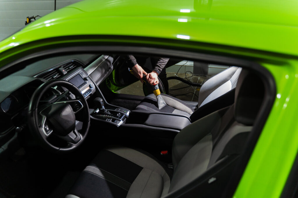 Autoreinigung Solothurn mit gründlicher Innenreinigung und Tiefenreinigung der Sitze für ein hygienisches Fahrzeuginterieur.