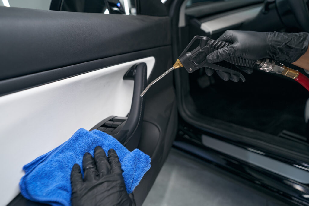 Autoreinigung Zürich mit professioneller Innenreinigung der Autotür inklusive Druckluftreinigung und Detailpflege.