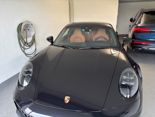 Exklusiver Sportwagen mit perfektem Glanz als Geschenkidee für eine professionelle Fahrzeugaufbereitung bei Auto Pro Deluxe Schweiz.