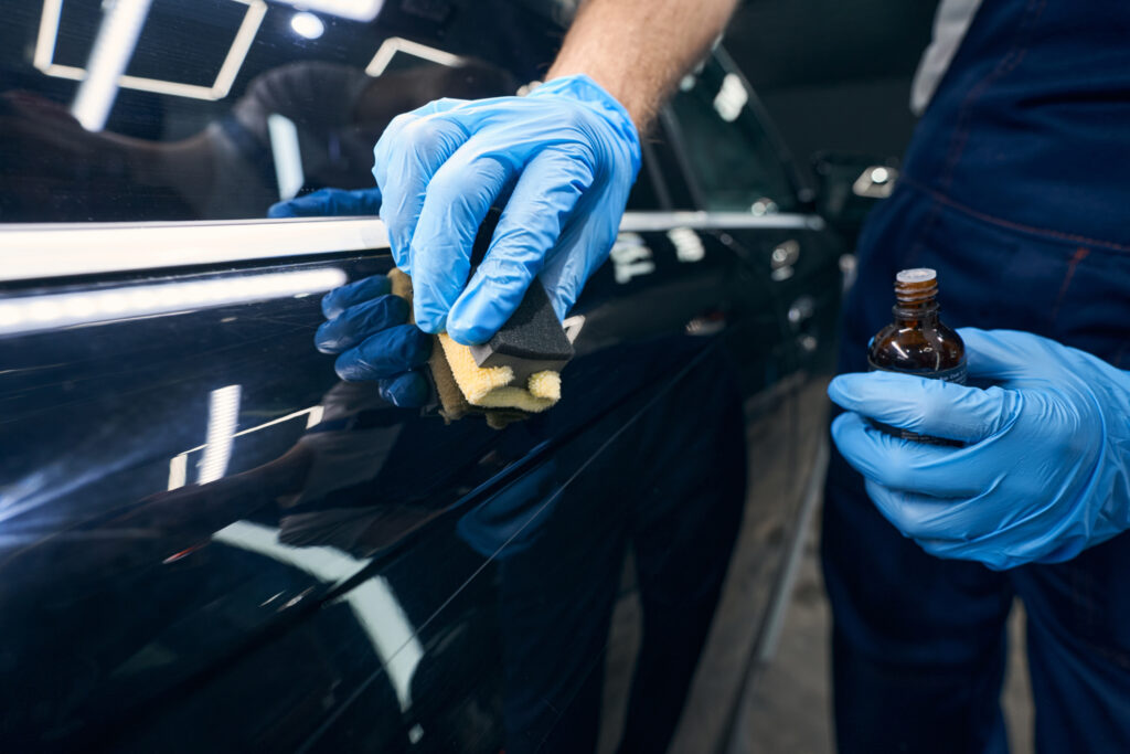 Keramik Behandlung Zürich mit professioneller Applikation der Keramikversiegelung auf Autolack durch Auto Pro Deluxe für maximalen Glanz und Schutz.