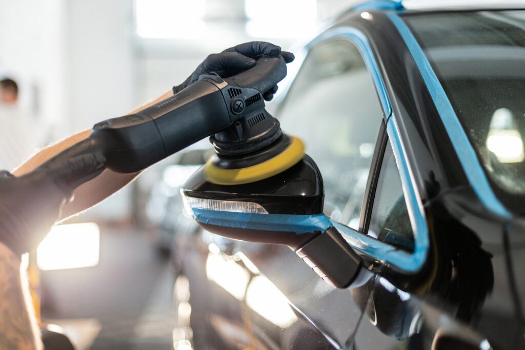 Professionelles Auto Polieren in Zürich mit Poliermaschine für maximale Lacktiefe, Glanz und Werterhalt.