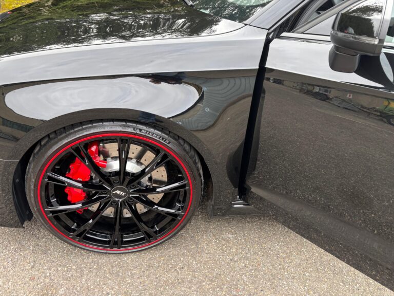 Detailaufnahme einer Audi Felge und Lack nach professioneller Keramikversiegelung