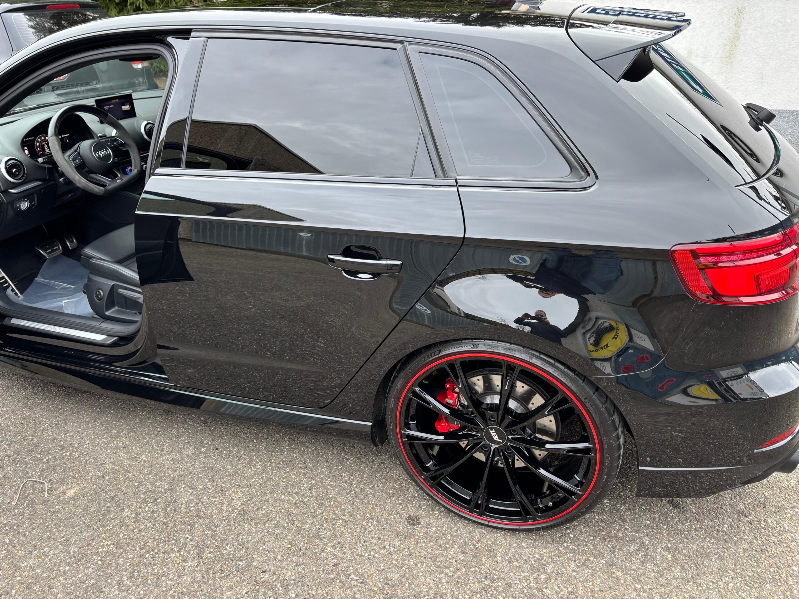 Audi mit glänzendem Lack nach professioneller Keramikversiegelung