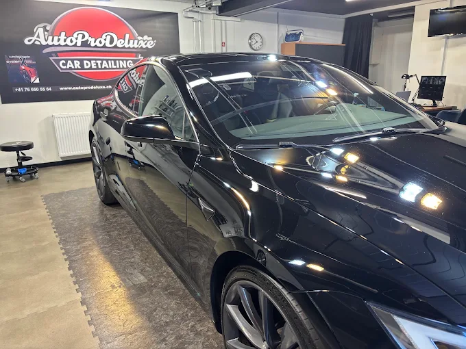 Neues Auto Pro Deluxe Car-Detailing-Garage an der Voltastrasse 91 in Basel